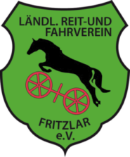 Logo des Fritzlarer Reitvereins. Wappen in grün mit rotem Fritzlarer Rad und einer schwarzen Springpferde-Silhouette